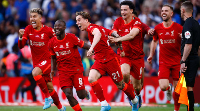Kostas Tsimikas van Liverpool viert feest na het scoren van de winnende penalty in de shoot-out met zijn teamgenoten