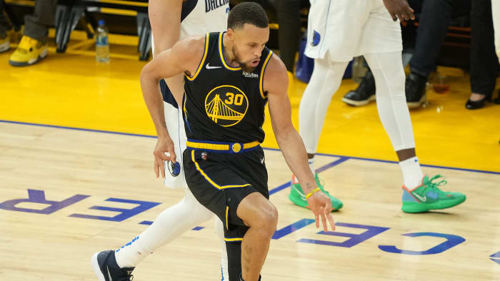 Golden State Warriors Guard Stephen Curry (30) feiert, nachdem er im dritten Viertel des ersten Spiels der Western Conference Finals 2022 einen Drei-Punkte-Korb gegen die Dallas Mavericks erzielt hat.