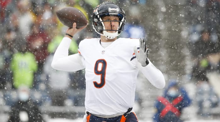 Nick Foles wirft für die Bears einen Pass in den Schnee.