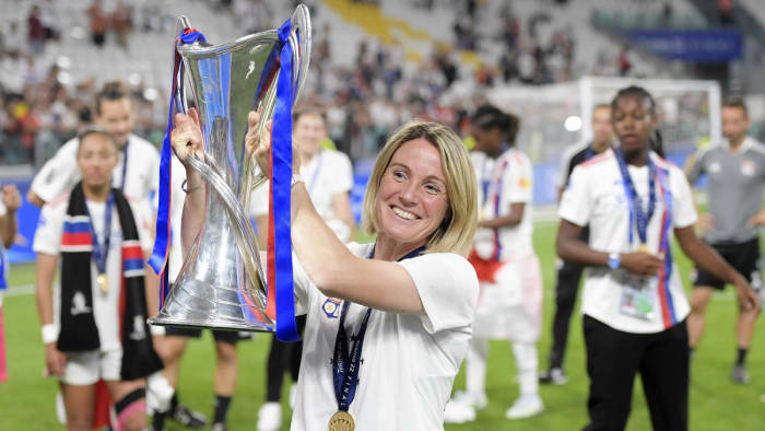 Lyon-Trainerin Sonia Bompastor mit dem Champions-League-Pokal