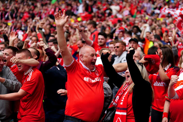 Die Fans Von Nottingham Forest Feierten In Wembley Während Des Sieges Ihres Teams Über Huddersfield Town Im Playoff-Finale Der Meisterschaft 2022