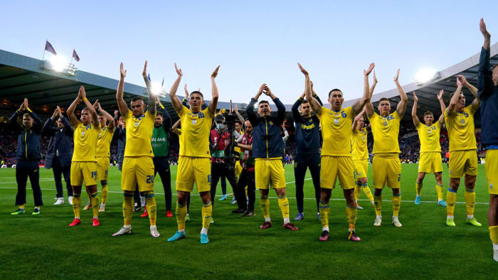 Ukrainische Spieler winken den Fans nach dem Sieg gegen Schottland zu