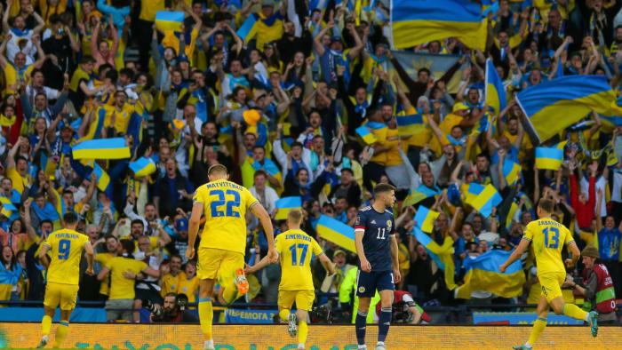 Ukrainische Spieler feiern in Schottland einen Sieg in der WM-Qualifikation
