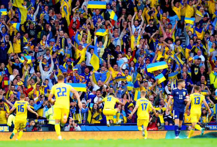Yaremchuk (centro) celebró después de anotar el segundo gol de Ucrania en su partido de clasificación para la Copa del Mundo en Glasgow el miércoles contra Escocia.