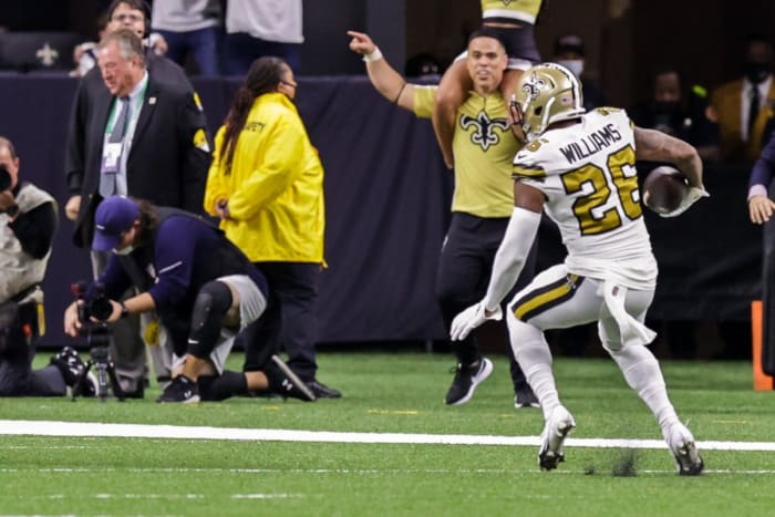 New Orleans Saints DB PJ Williams (26) intercepta un pase del mariscal de campo de los Tampa Bay Buccaneers, Tom Brady, y lo envía para un touchdown.  Crédito requerido: Stephen Lew-USA TODAY Sports