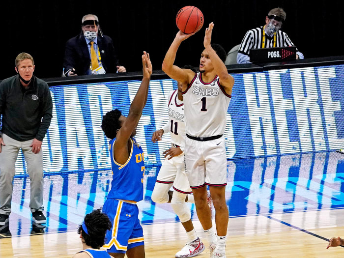 Jalen Suggs shoots his game-winning buzzer beater vs UCLA