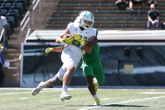 Tight end Patrick Herbert runs after the catch during the 2021 Oregon spring game. 