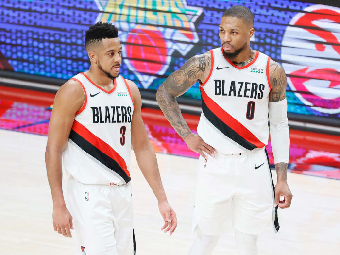 Portland Trail Blazers El portero CJ McCollum (3) y el portero Damien Lillard (0) regresan al campo después de un respiro durante la segunda mitad del tercer juego de la primera ronda.