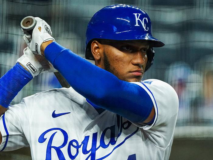 03/09/2020;  Kansas City, Misuri, Estados Unidos;  El jardinero izquierdo de los Reales de Kansas City, Edward Olivares (14), se calienta antes de enfrentarse a los Medias Blancas de Chicago en el Kauffman Stadium.  Crédito obligatorio: Jay Biggerstaff-USA TODAY Sports