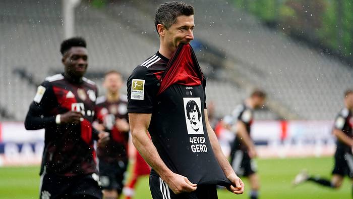 Bayern Munich star Robert Lewandowski honors Gerd Muller