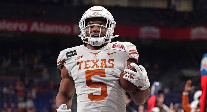 Texas RB Bijan Robinson carries the ball
