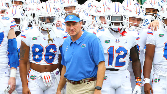Florida coach Dan Mullen with his players pregame