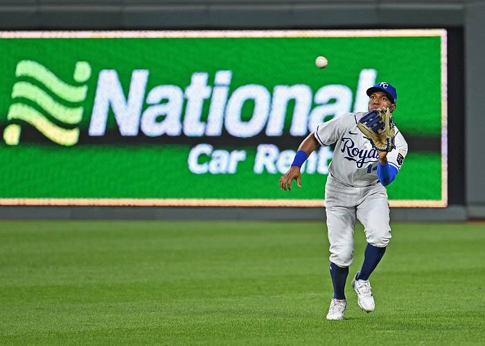 09/02/2021;  Kansas City, Misuri, Estados Unidos;  El jardinero derecho de los Reales de Kansas City, Edward Olivares (14), corre para atrapar un elevado en la novena entrada contra los Indios de Cleveland en el Kauffman Stadium.  Crédito obligatorio: Peter Aiken-USA TODAY Sports