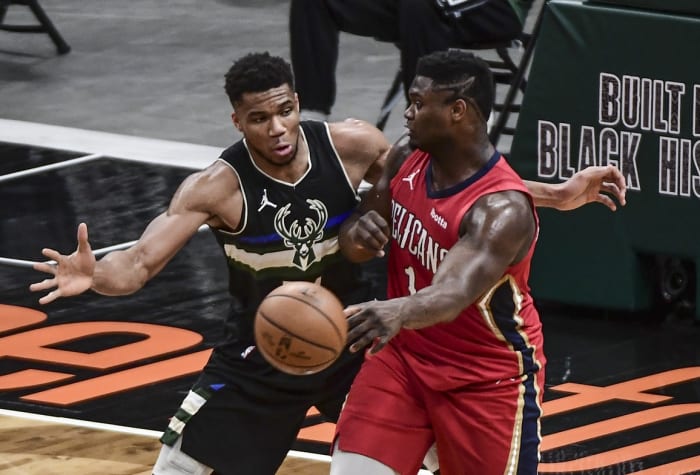 El alero de los Milwaukee Bucks, Giannis Antetokounmpo (34), presiona al alero de los New Orleans Pelicans, Zion Williamson (1)