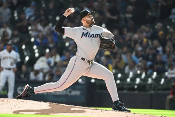 El lanzador abridor de los Miami Marlins, Pablo López, lanza con una pelota en la mano.