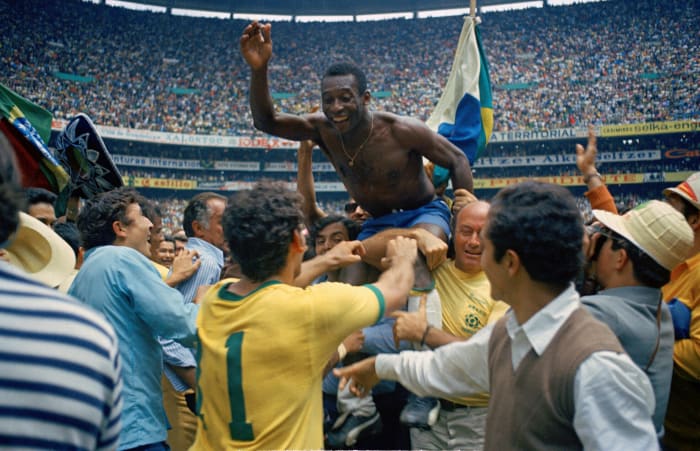 Pelé é retratado sendo carregado por seus companheiros de seleção do Brasil depois de ajudá-los a vencer a Itália por 4 a 1 na final da Copa do Mundo de 1970.