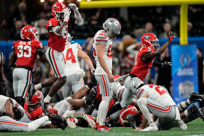 Le botteur de l'Ohio State Place Noah Ruggles réagit à son panier manqué contre la Géorgie.