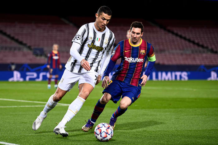 Cristiano Ronaldo (à gauche) et Lionel Messi photographiés en action lors d'un match de l'UEFA Champions League entre Barcelone et la Juventus en décembre 2020