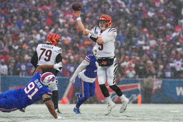 Joe Burrow throws a touchdown pass in the first quarter of the Bengals win over the Bills