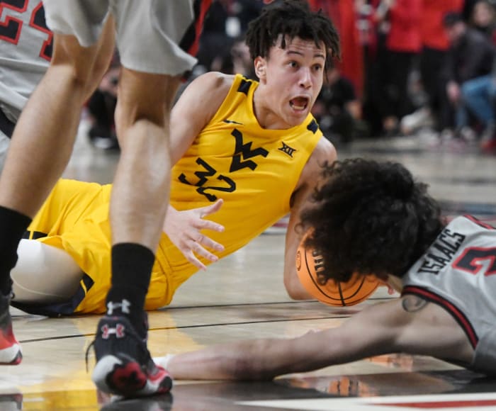 El delantero de West Virginia, James Okonkwo (32), busca agarrar el balón contra Texas Tech en un partido de baloncesto Big 12, el miércoles 25 de enero de 2023, en United Supermarkets Arena.