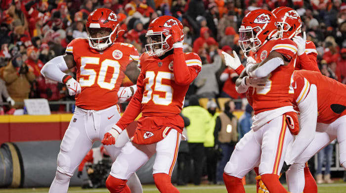 El esquinero de los Chiefs, Jaylen Watson, celebra una intercepción con sus compañeros en el Campeonato de la AFC contra los Bengals.