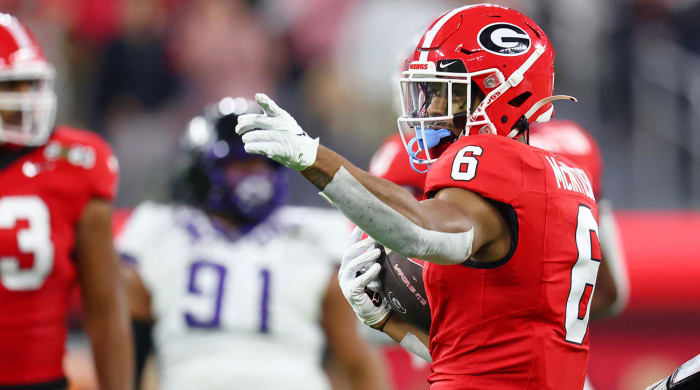 Kenny McIntosh points for a first down in Georgia's championship game against TCU.