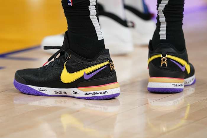 lebron james black basketball shoes