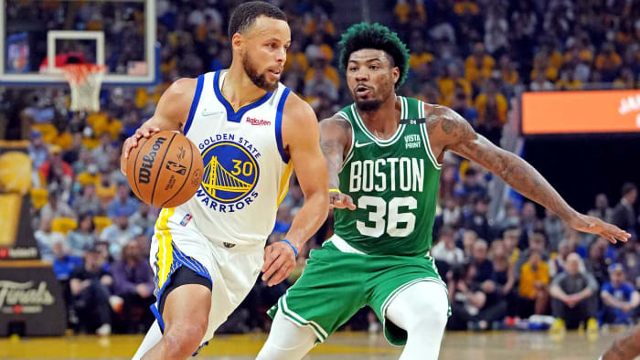 Le garde des Golden State Warriors Stephen Curry (30 ans) se dirige vers le panier contre le garde des Celtics de Boston Marcus Smart (36 ans) au cours du premier trimestre du deuxième match de la finale de la NBA 2022 au Chase Center.