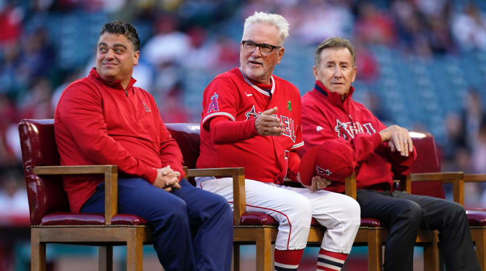 洛杉磯天使隊經理貝里·米納西安（左）、經理喬·麥登（中）和老闆阿蒂·莫雷諾在天使體育場對陣坦帕灣光芒隊的比賽中。