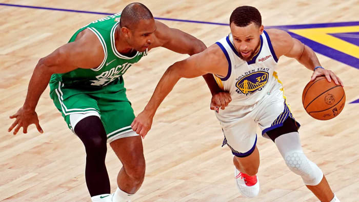Golden State Warriors Guard Stephen Curry (30) geht in Spiel 2 des NBA-Finales 2022 im Chase Center gegen den Center der Boston Celtics, Al Horford (42), in den Korb.