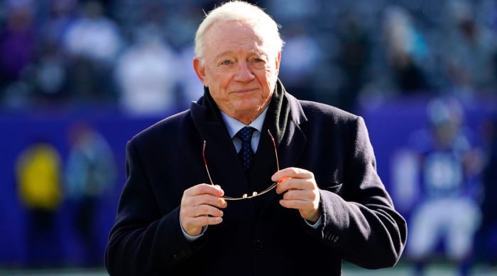 Jerry Jones looks on during a game against the New York Giants.