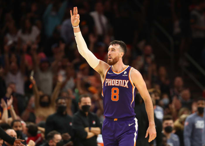 Phoenix Suns center Frank Kaminsky holds up three fingers.