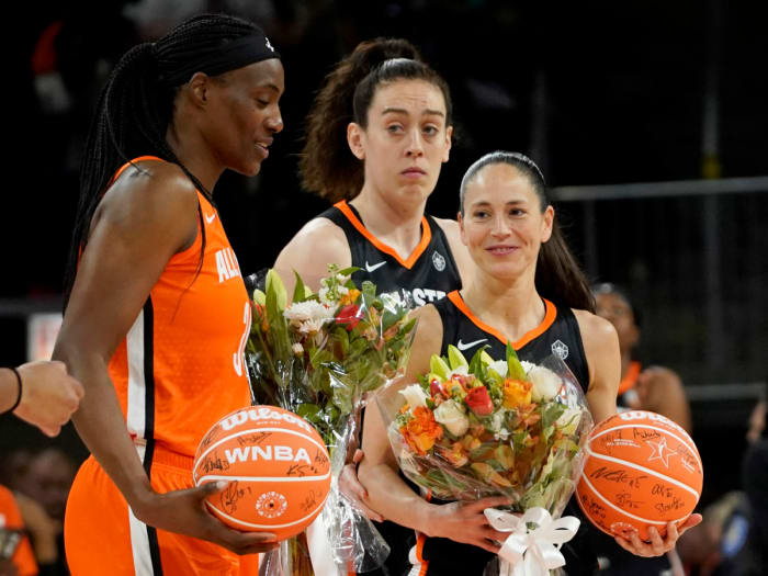 Sue Bird Sylvia Fowles werden in der ersten Hälfte eines WNBA All Star Game mit Blumen überreicht.