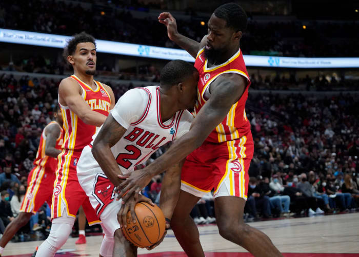 Atlanta Hawks Chaundee Dwaine Brown Jr.  defends Chicago Bulls forward Javonte Green.