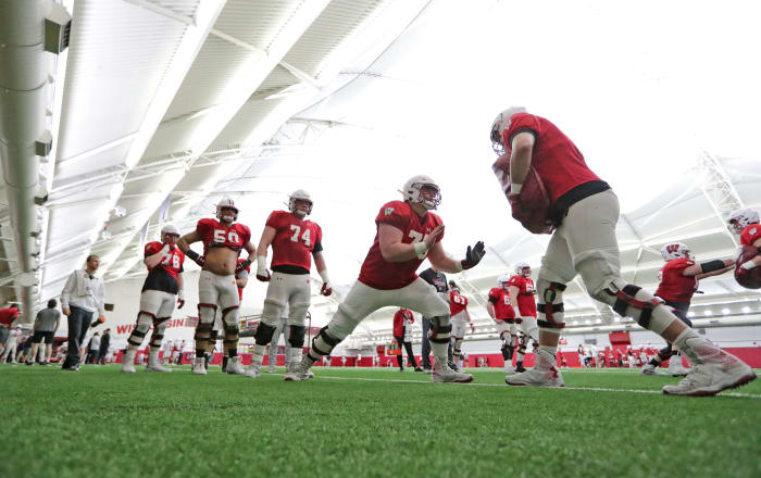 The Wisconsin offensive line works on individual drills at the McClain Center during spring training (Credit: Mike De Sisti/Milwaukee Journal Sentinel/USA TODAY NETWORK)