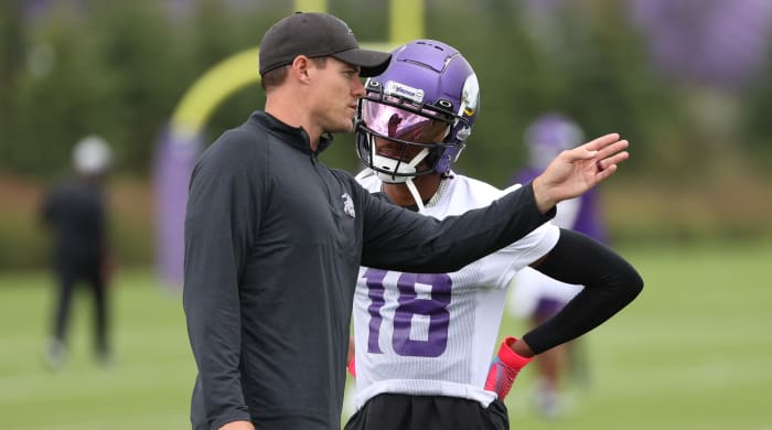 Vikings coach Kevin O'Connell talks with receiver Justin Jefferson at training camp.
