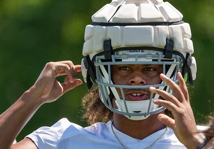 Indianapolis Colts tight end Drew Ogletree (85) adjusts his helmet during training camp Thursday, July 28, 2022, at Grand Park Sports Campus in Westfield, Ind. Indianapolis Colts Training Camp Nfl Thursday July 28 2022 At Grand Park Sports Campus In Westfield Ind