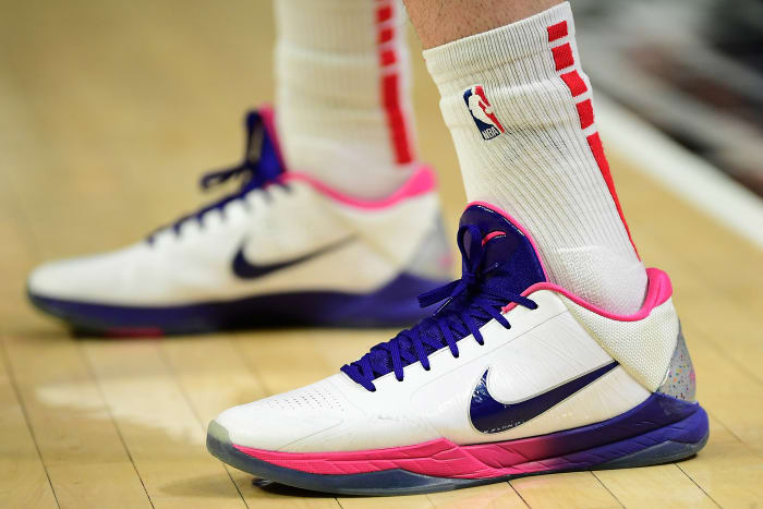 L'attaquant des Washington Wizards Deni Avdija porte les baskets Nike Kobe 5 Protro 'Kay Yow' contre les LA Clippers le 9 mars 2022.