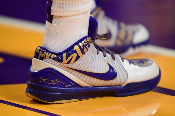 Los Angeles Lakers goalie Isaiah Thomas wears the Nike Kobe 4 'NBA Final MVP' sneakers against the Phoenix Suns on December 21, 2021.