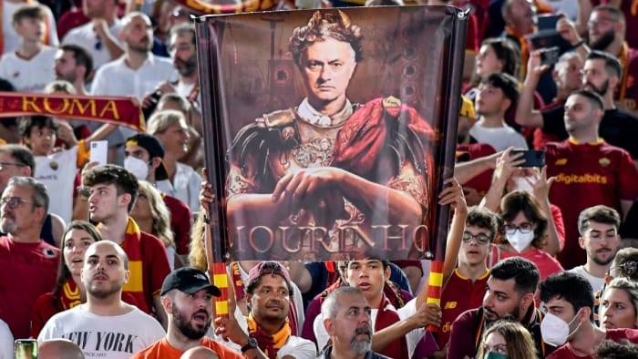 I tifosi della Roma venerano Jose Mourinho