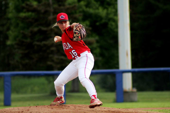 Alli Schroder du Canada lance contre l'équipe nationale féminine de baseball des États-Unis dans la série Friendship 2022.