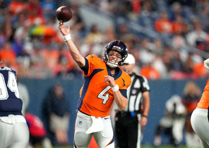 Denverio „Broncos“ gynėjas Brettas Rypienas (4) perduoda kamuolį antrajame kėlinyje prieš Dalaso „Cowboys“ „Empower Field“ aikštėje Mile High.
