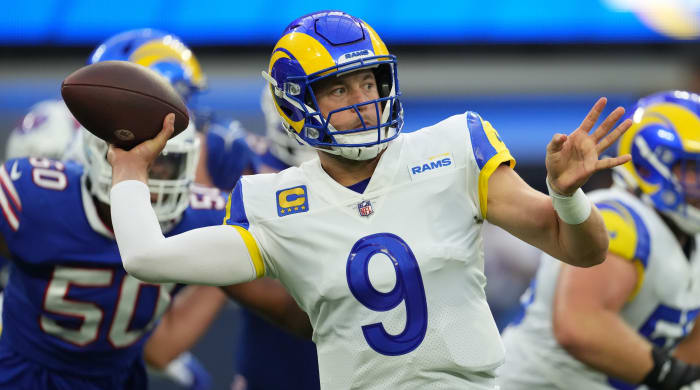 Rams quarterback Matthew Stafford (9) throws the ball in the first quarter of a game against the Bills.