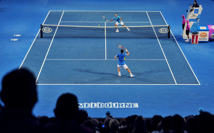 Roger Federer renvoie un tir contre Andy Murray lors de la finale de l'Open d'Australie 2010.