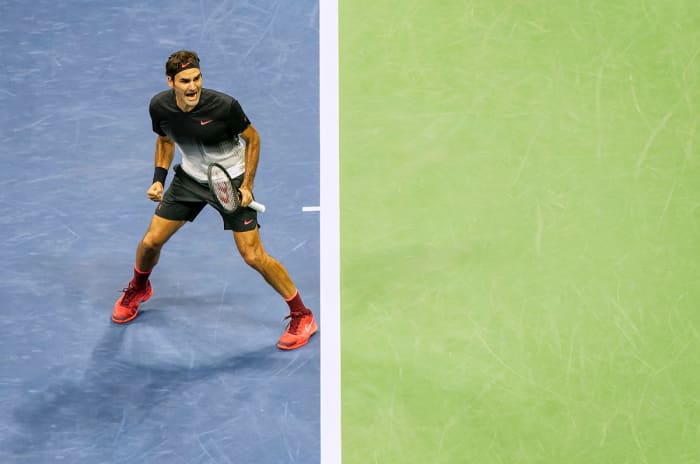 Roger Federer célèbre sa victoire de plus de trois heures au troisième tour contre Mikhail Youzhny à l'US Open 2017.