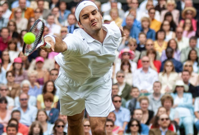 Roger Federer renvoie un tir lors des championnats de Wimbledon 2004.