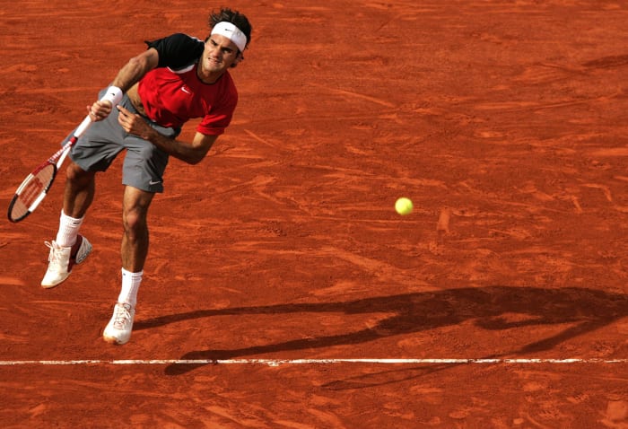Roger Federer termine un service à l'Open de France 2005.