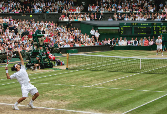 Roger Federer sert à Andy Roddick lors des championnats de Wimbledon 2005.