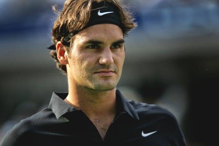 Roger Federer entre les points lors de son affrontement final à l'US Open 2007 contre Novak Djokovic.