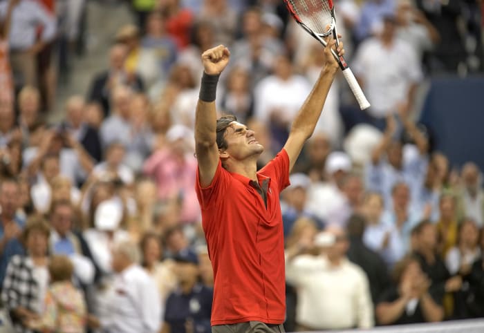 ロジャー フェデラーは、2008 年の全米オープン決勝でアンディ マレーに勝利したことを祝います。